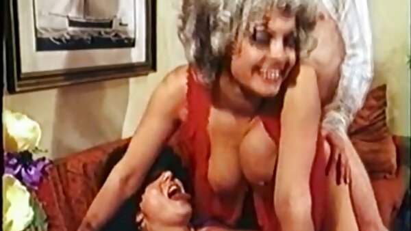 Ehrfürchtiges sexy und heißes brünettes Girlie bekommt ihre hungrige vater porno Möse durchgestochen