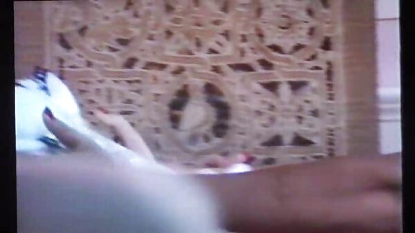 Verdorbene Freundinnen beschlossen, sich im Schlafzimmer zu vergnügen, indem sie sich gegenseitig die Muschi leckten opa entjungfert enkelin