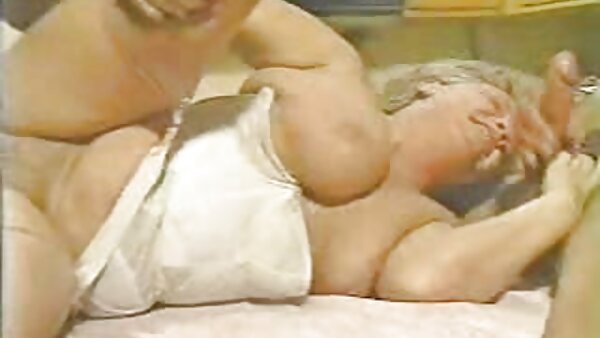 Süß mama und tochter porn aussehende Blondine mit pfirsichfarbenen Titten duscht
